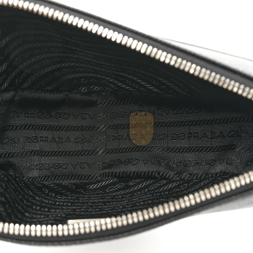 PRADA SAFFIANO TRIANGLE WRISTLET BLACK (27*15*8cm) PRADA SAFFIANO TRIANGLE WRISTLET BLACK (27*15*8cm)